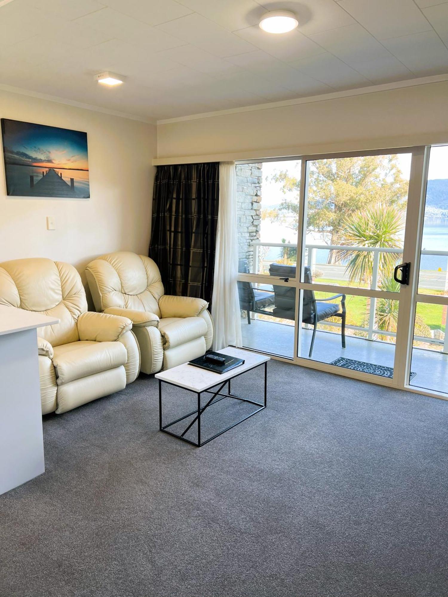 Fiordland Lakeview Motel And Apartments 테아나우 외부 사진