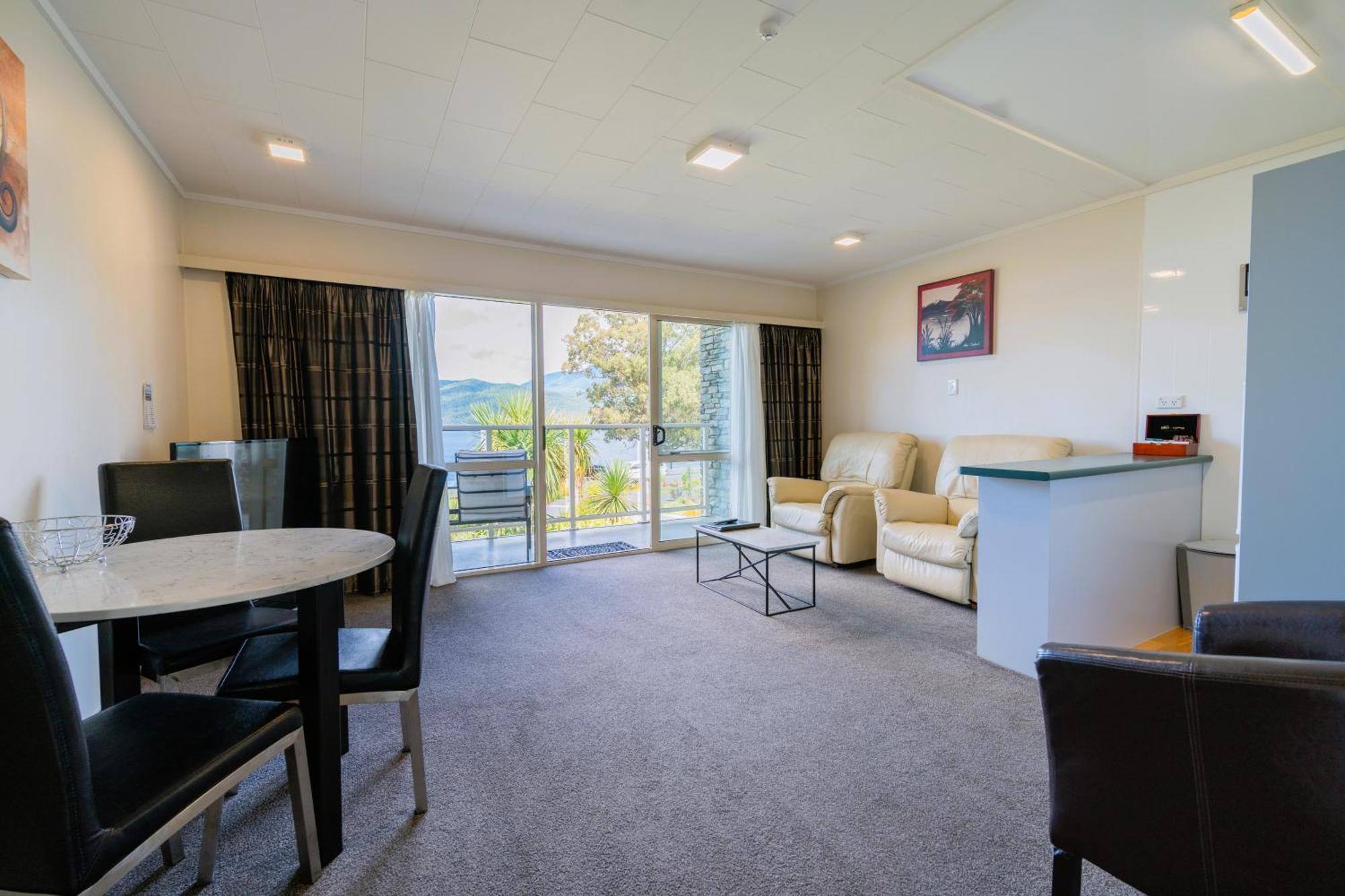 Fiordland Lakeview Motel And Apartments 테아나우 외부 사진